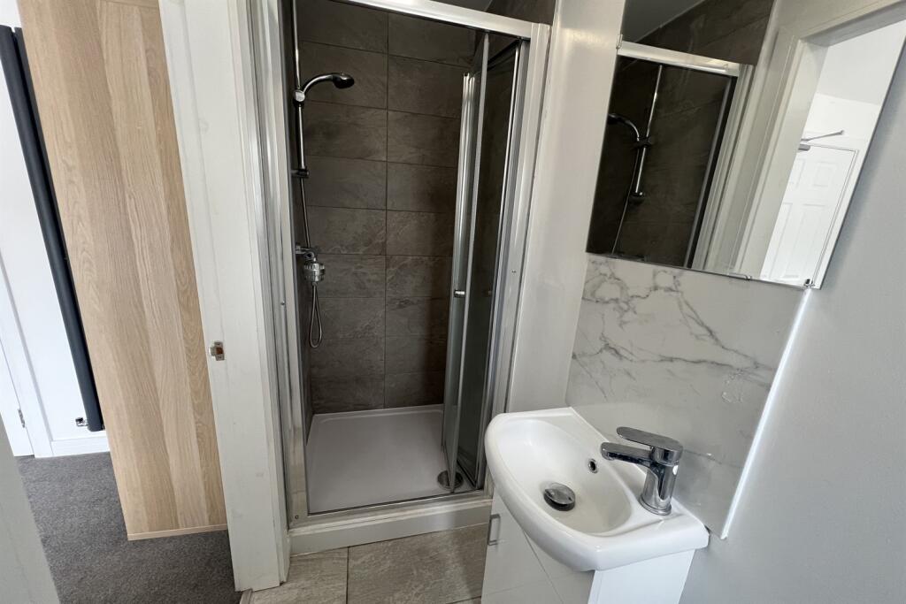 5 bedroom semi-detached house for rent