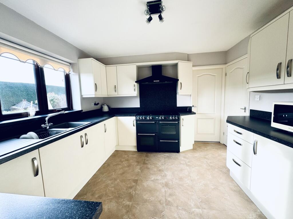 Trefoil Close, Hartley Wintney photo 2
