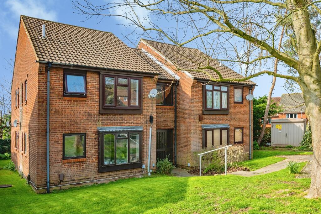 Studio flat on Danebridge Crescent, Oakwood, Derby, £95,000