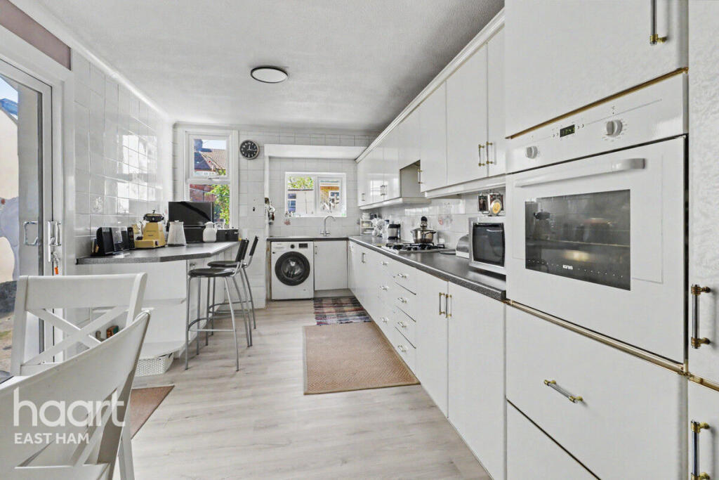 3-bed terraced on Wellington Road, London, £525,000