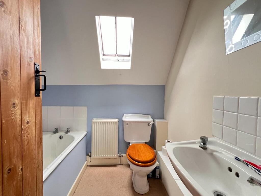 House in Stroud, Churchend, Eastington - More