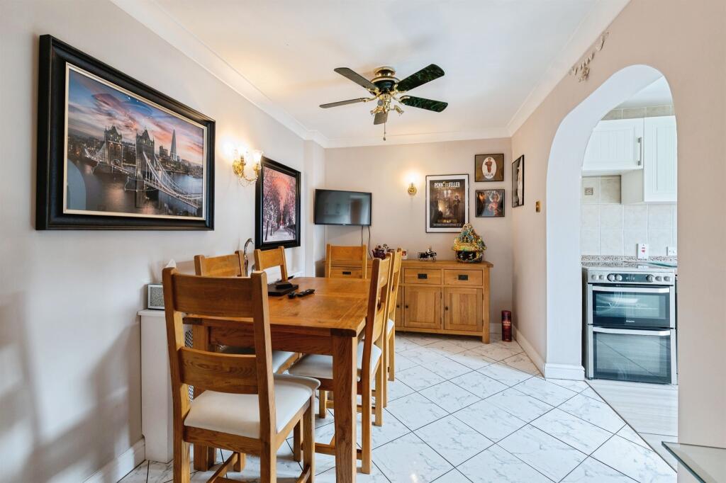 House in Romford - More