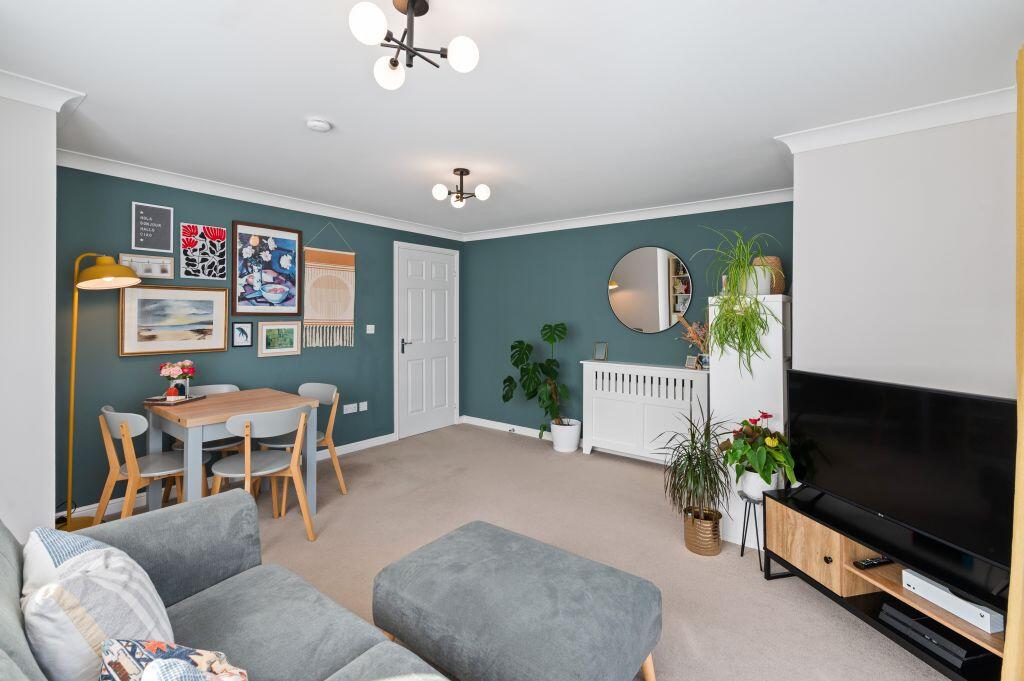 Apartment in Edinburgh, Clerwood, Clermiston - View 4
