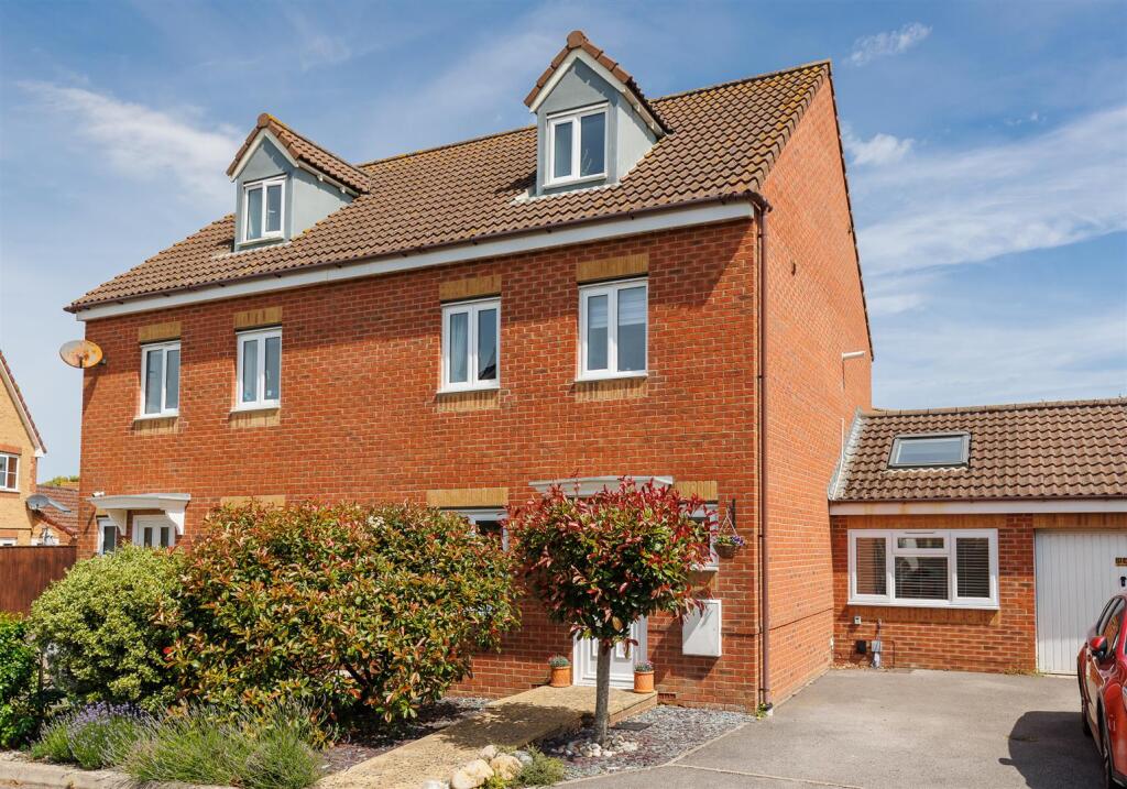 Main image of property: SPACIOUS IMMACULATE FAMILY HOME - Fairlead Road, Cowes