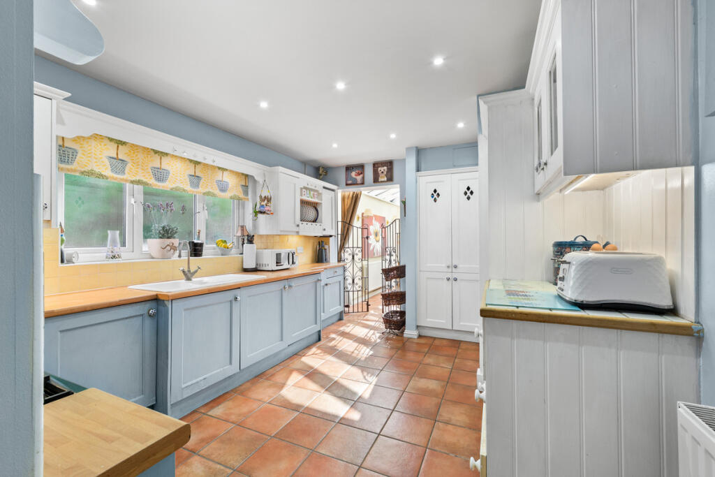 House in Reigate and Banstead, Merstham - View 4