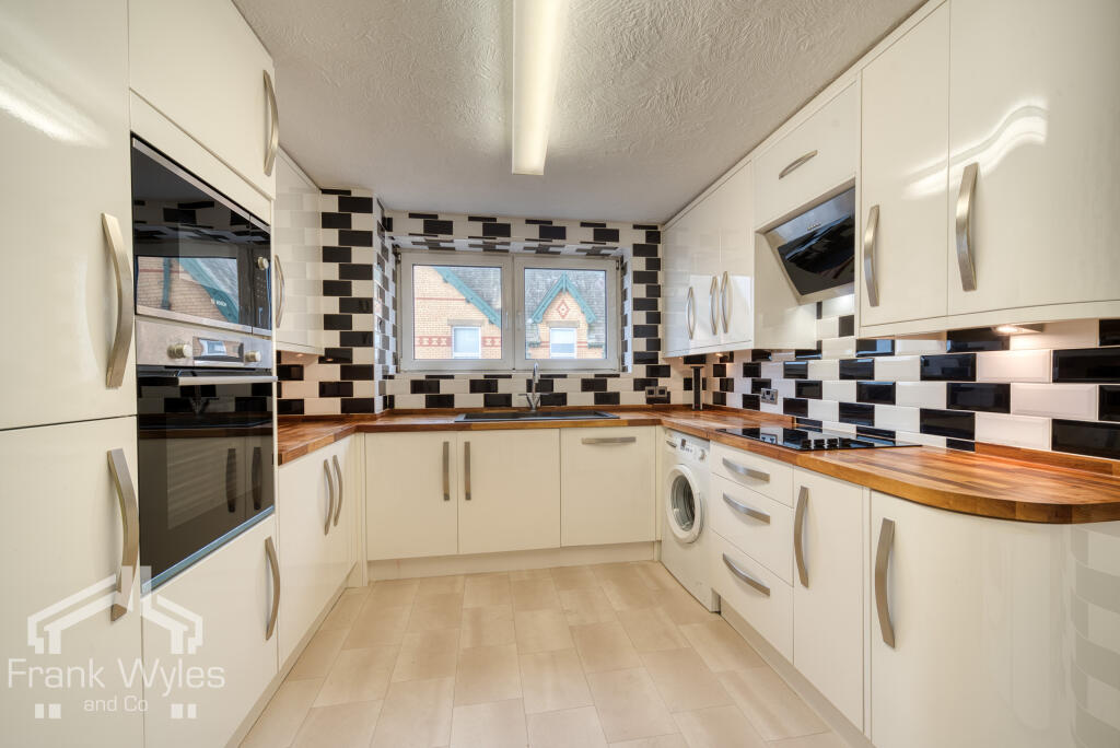 Flat 10, Sandhurst Court, 3-5 South Promenade, Lytham St. Annes, Lancashire photo 4
