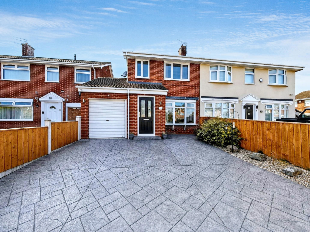 3-bed semi-detached on Chadderton Drive, Thornaby, Stockton-on-Tees, Durham, TS17 9QB, £160,000