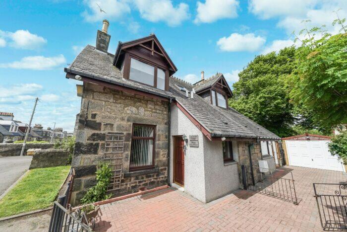 Main image of property: Castleblair Lodge, Inglis Lane, Dunfermline, KY12 9DP