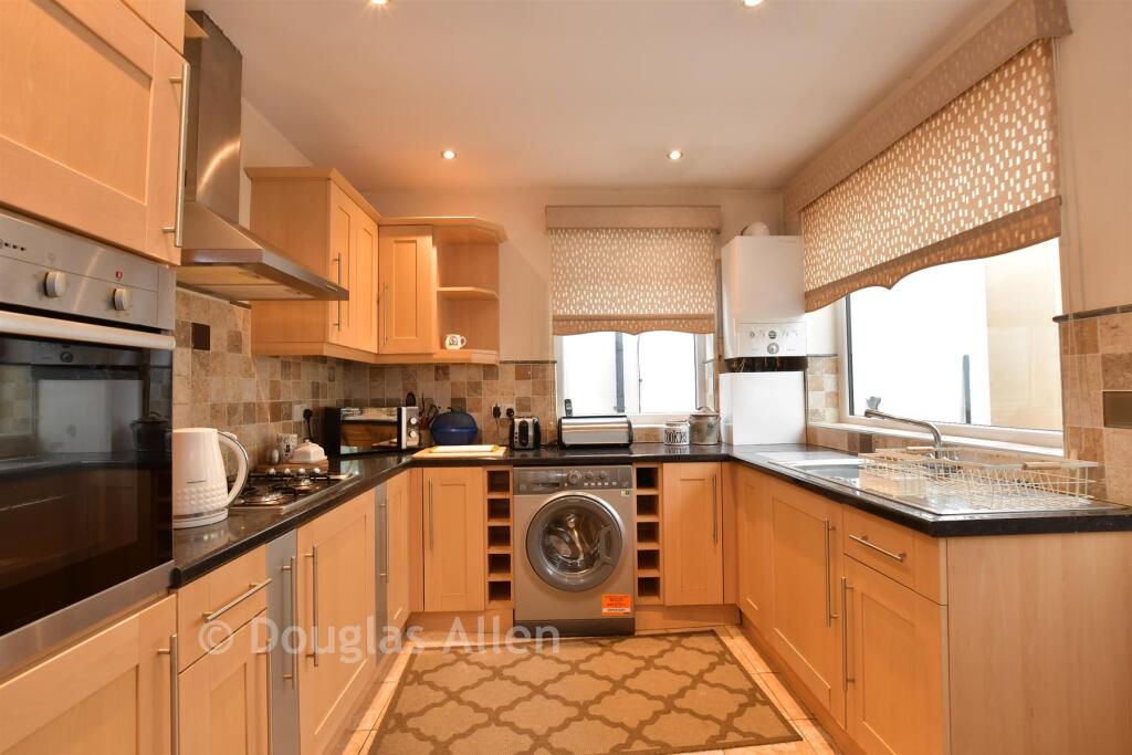 Dacre Gardens, Chigwell, Essex – další