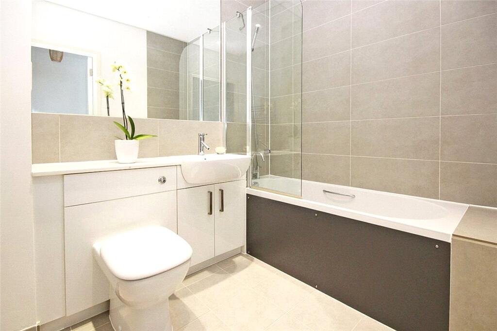 Apartment in Hatfield, Roe Green - View 5