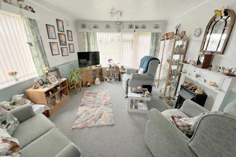 Bouverie Close, Barton On Sea, New Milton, Hampshire. BH25 7HB photo 3