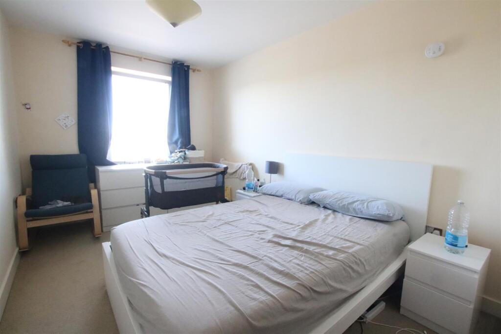 Apartment in Mole Valley, Leatherhead - View 4