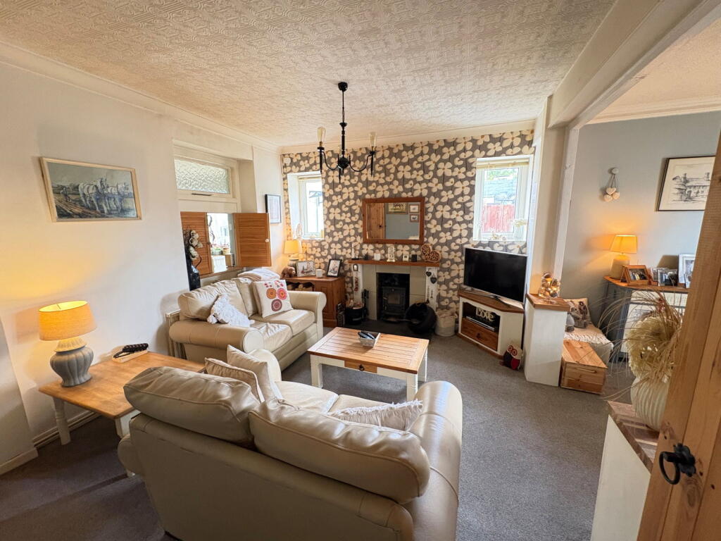 House in Gwauncaegurwen, Neath Port Talbot - More