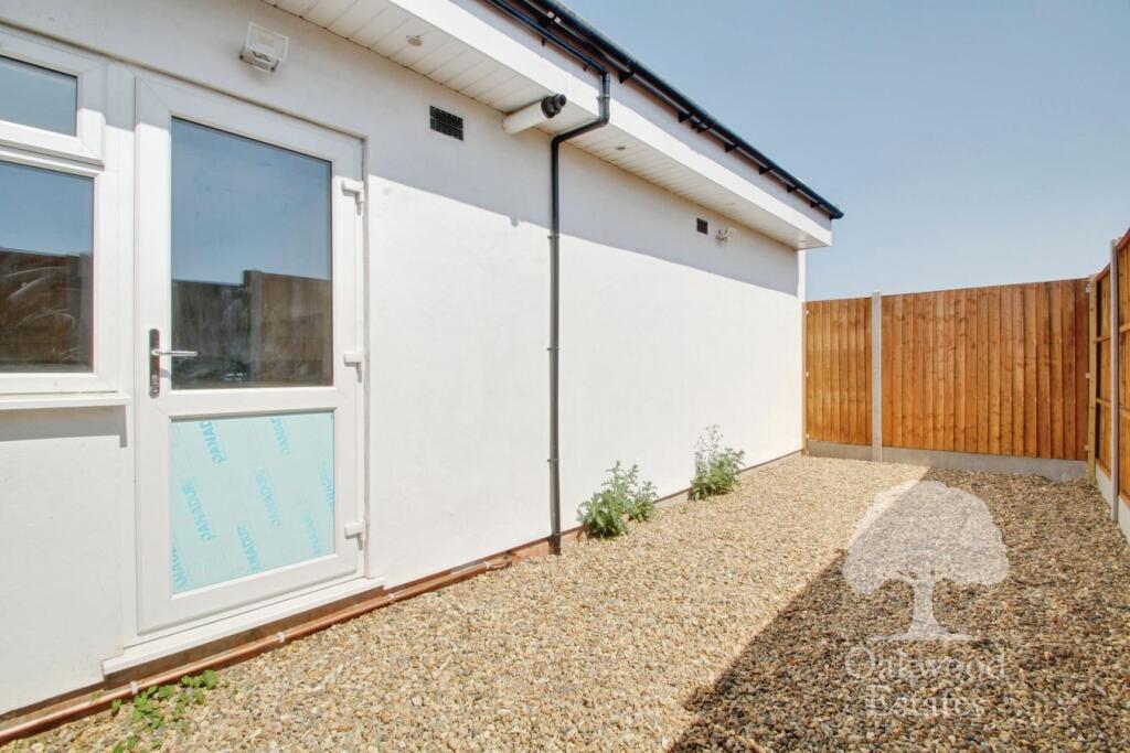 Apartment in Slough - View 5