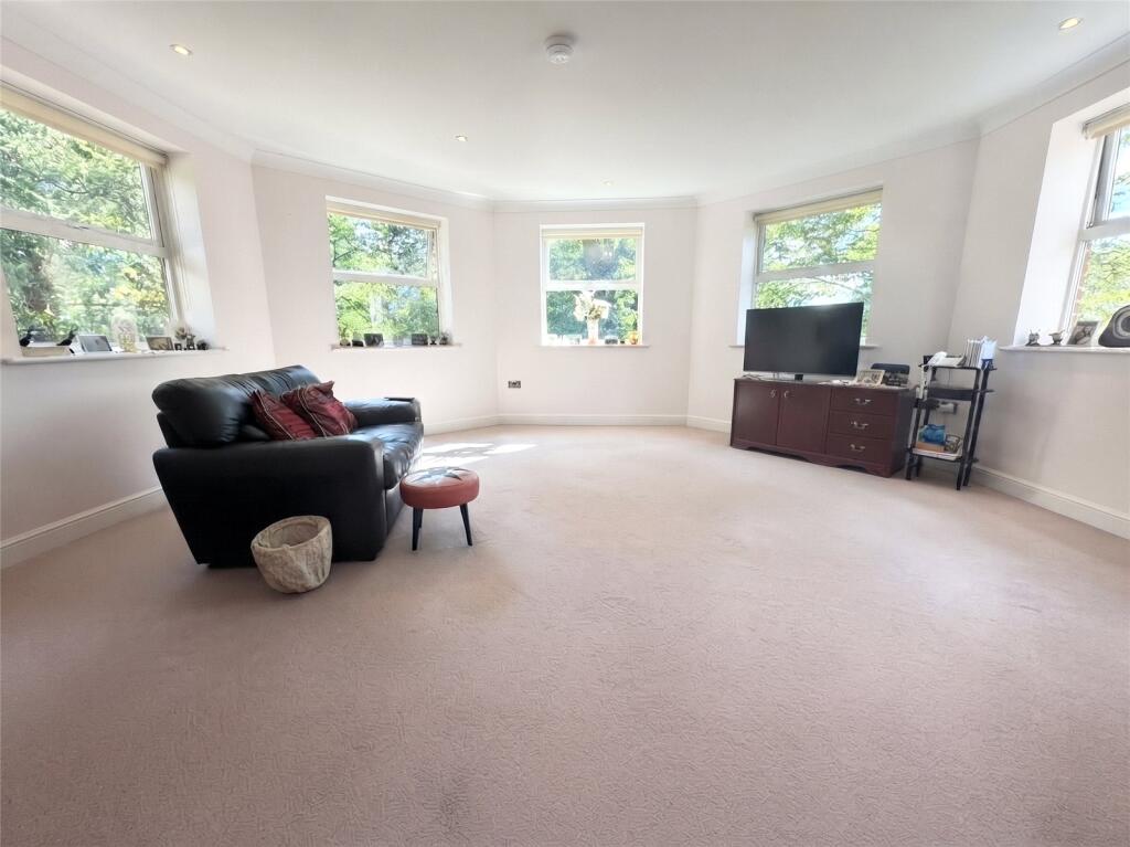 Apartment in Surrey Heath, Surrey - View 3