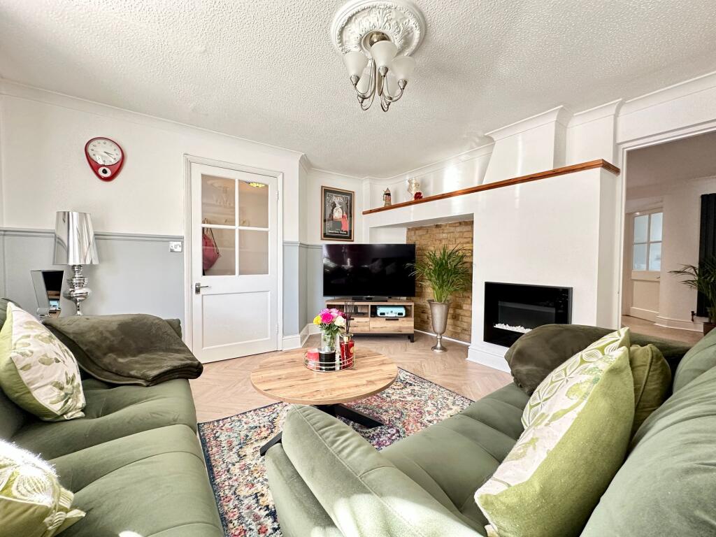 House in Basildon, Noak Bridge - View 4