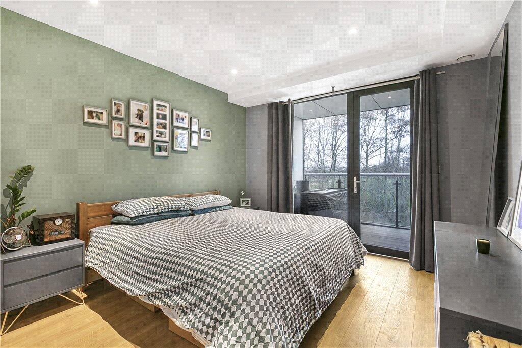 Knaresborough Drive, London, SW18 photo 4