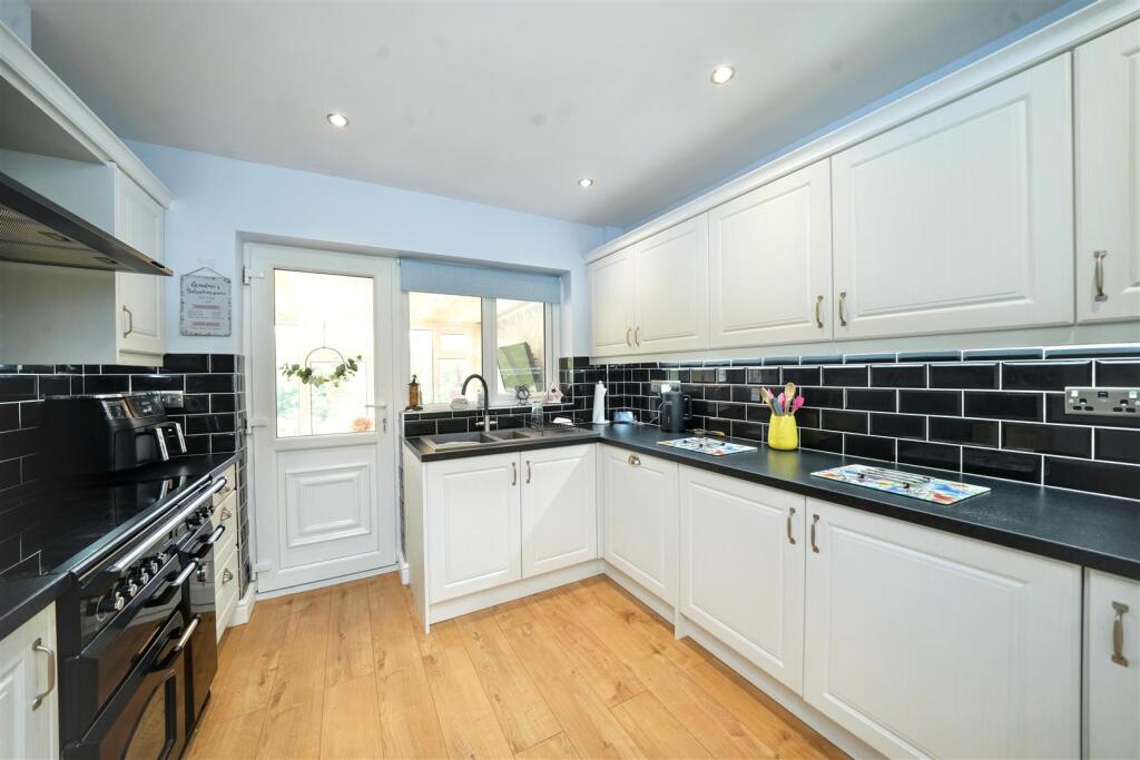 20 Manor House Park, Codsall, Wolverhampton, WV8 1ES photo 4