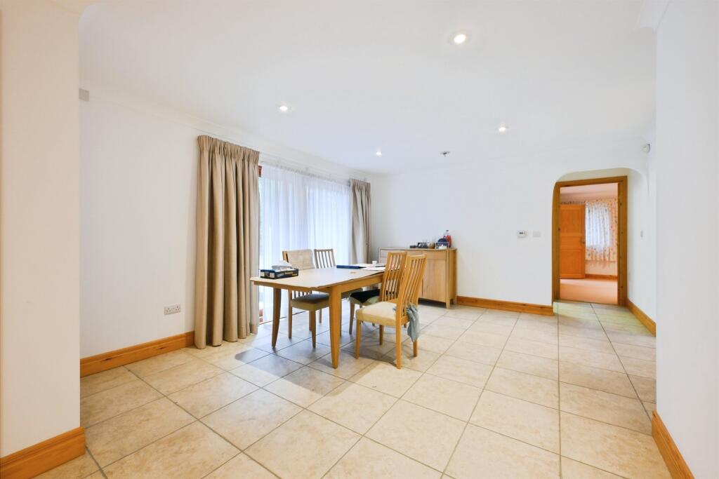 Oaklands Rise, WELWYN photo 5