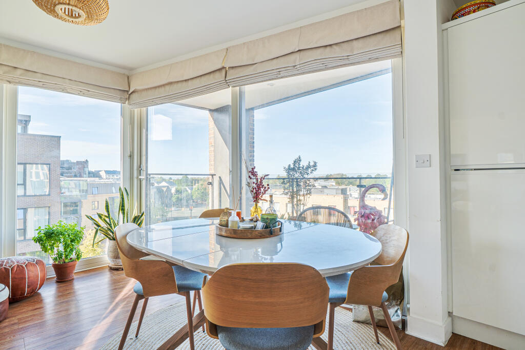Apartment in Cambridge, Cambridgeshire - View 3