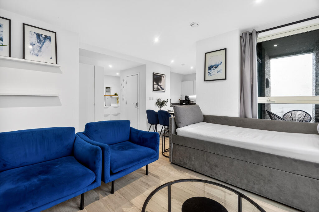 17 Silvertown Way, London, E16 photo 3