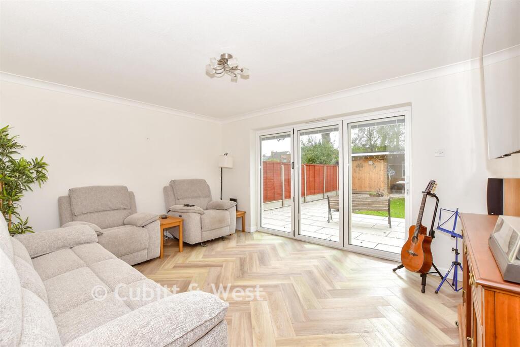 Bramley Close, Waterlooville, Hampshire photo 3