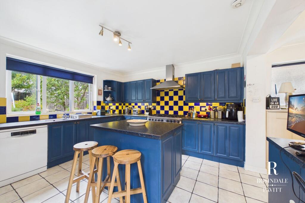 House in Sutton - View 4