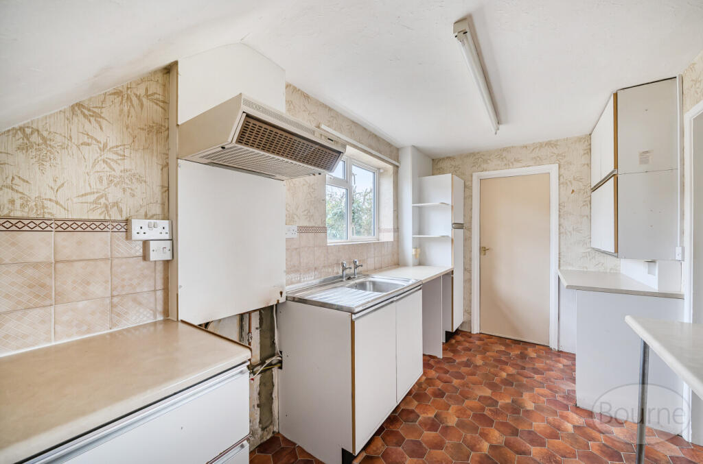 Laburnum Road, Woking, Surrey, GU22 photo 3