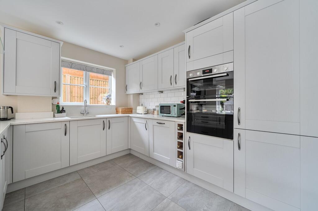 Chavey Down Road, Winkfield Row, RG42 photo 5