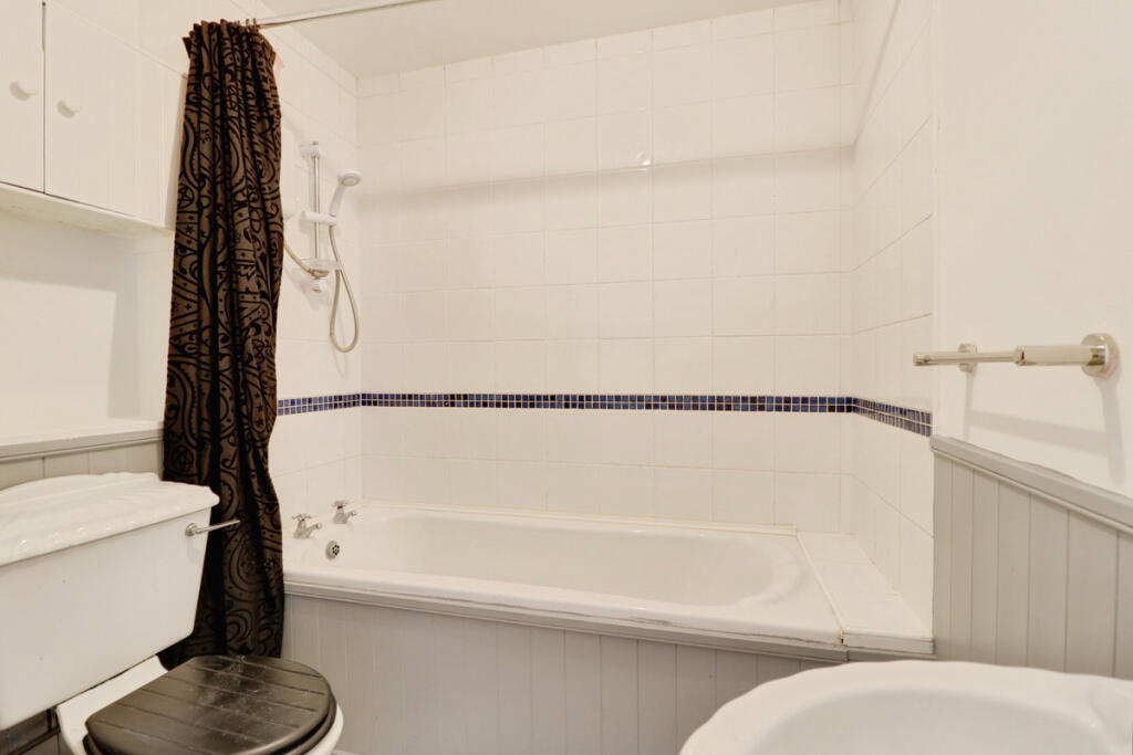 Apartment in Southend-on-Sea - View 5
