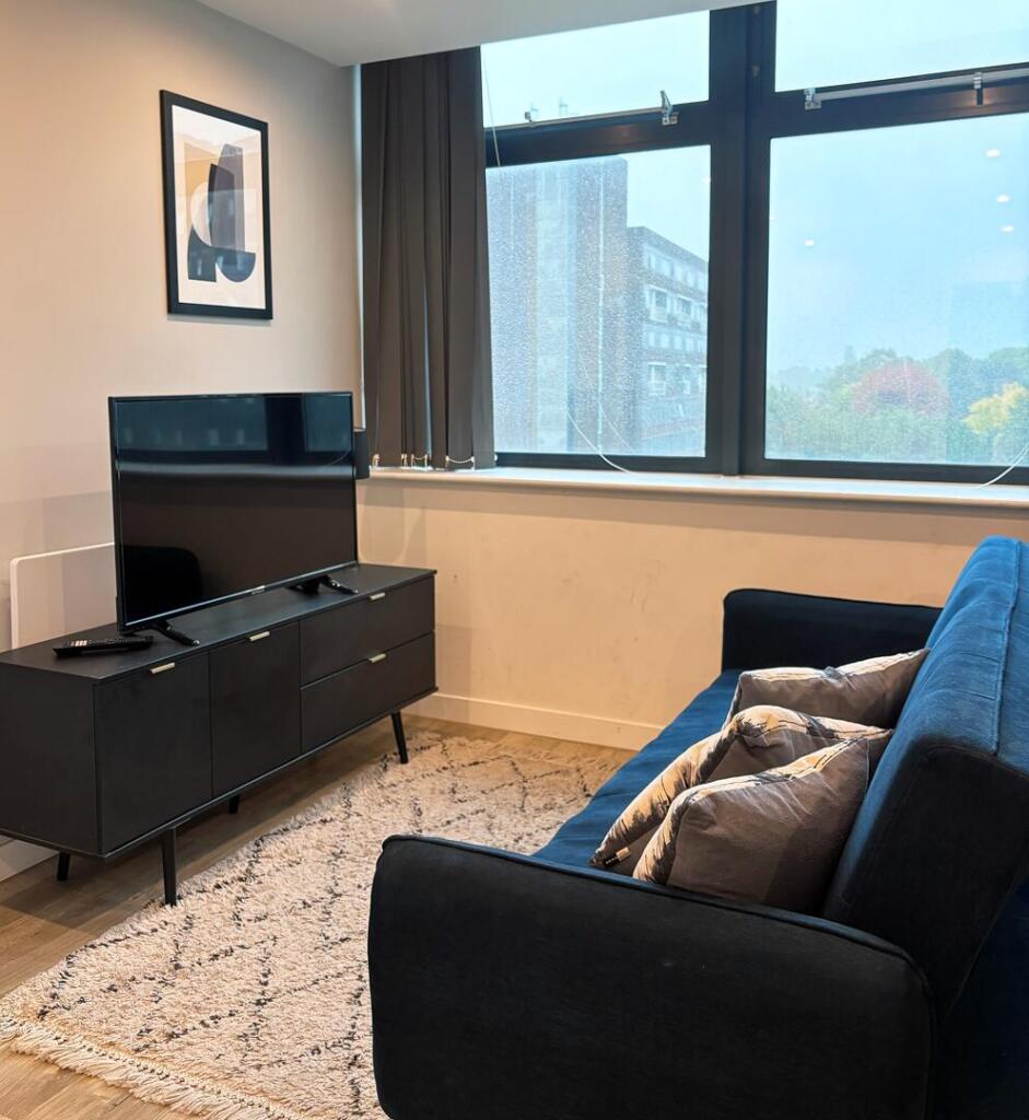 Apartment in Manchester, Old Trafford - View 4