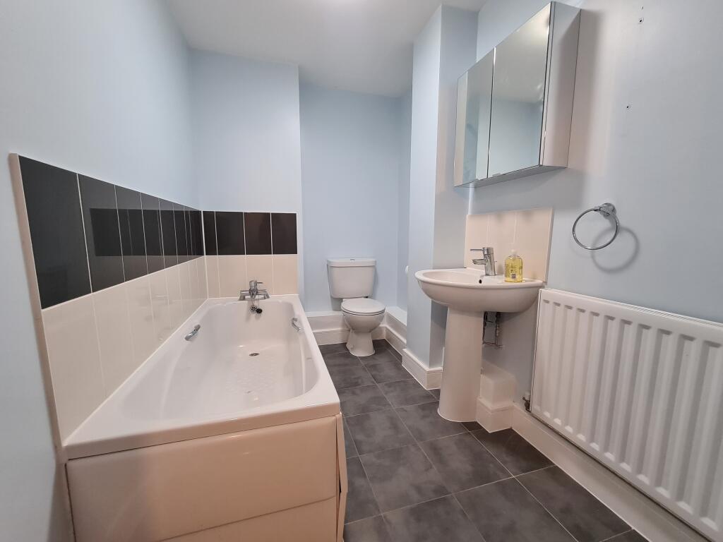 Apartment in Slough - View 5