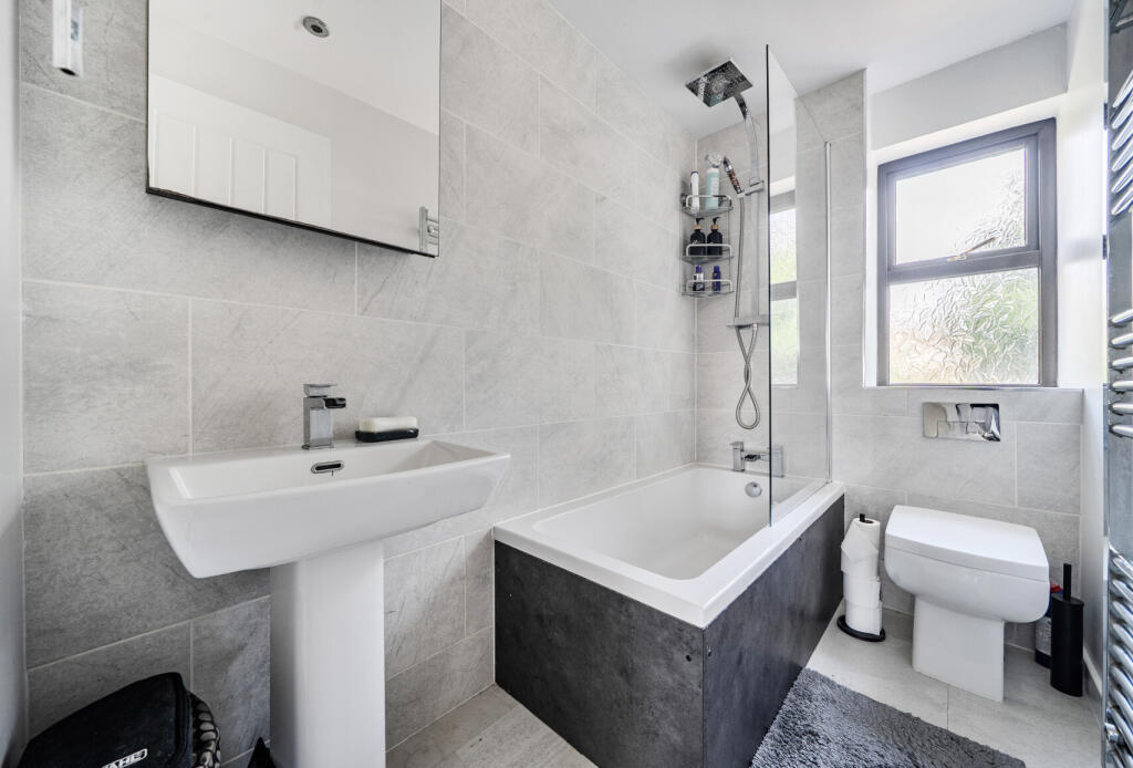 House in Tewkesbury, Bishop's Cleeve - More