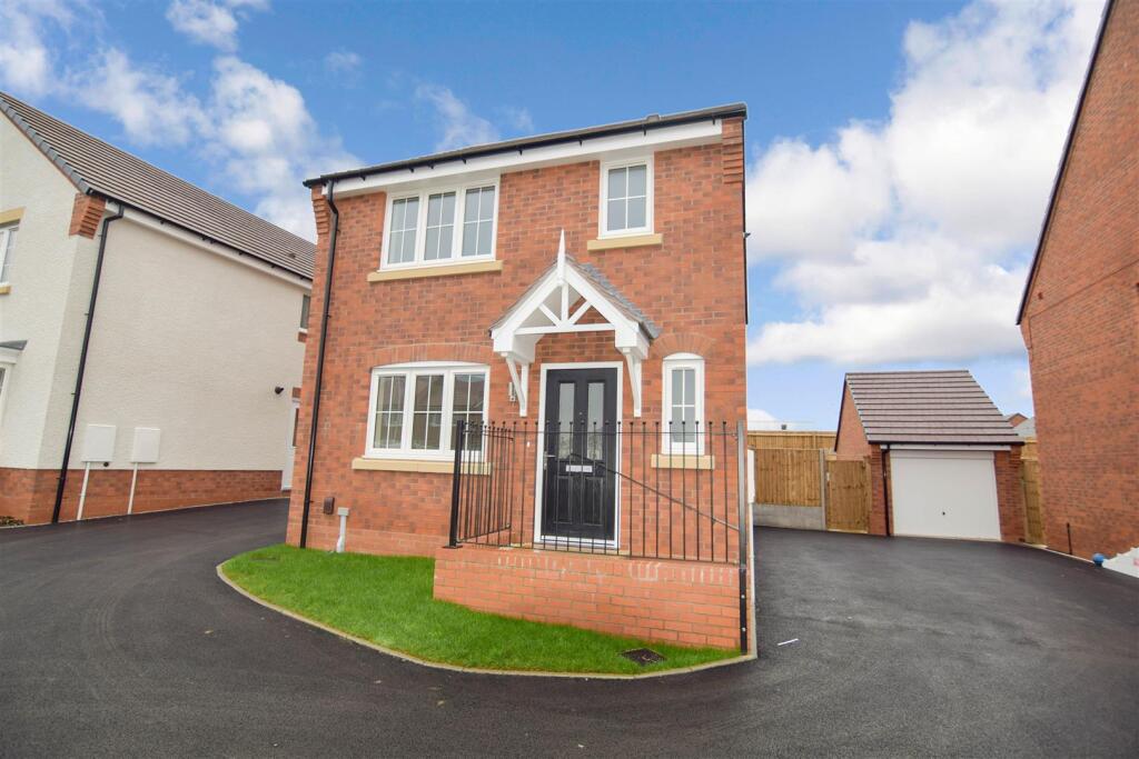 Main image of property: Pinewood Avenue, Myton Green, Warwick