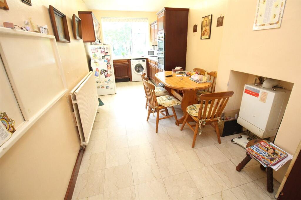 Holdenhurst Avenue, London, N12 photo 4