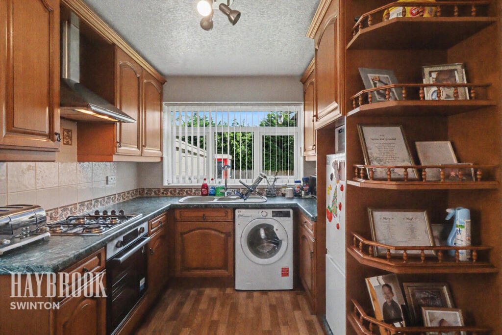 House in Doncaster, Conanby - More