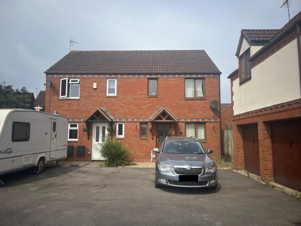 3-bed semi-detached on Courtney Close, Stonehills, Tewkesbury, GL20, £275,000