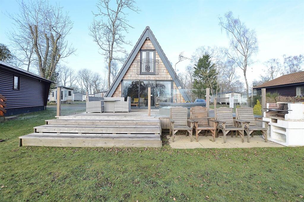 2-bed caravan on Widgeon, 16 Duck Lake, Tattershall Lakes Country Park, Tattershal, £150,000