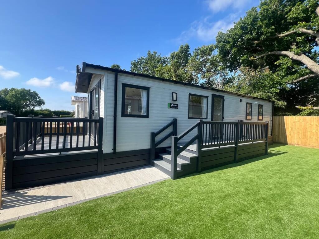 2-bed caravan on The Oaks Holiday Park, Chapel Road, Bucklesham, Ipswich, IP10, £84,995