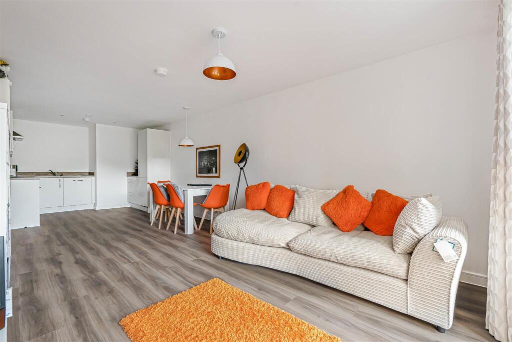 Apartment in Maidenhead, Cordwallis Park, North Town - View 4