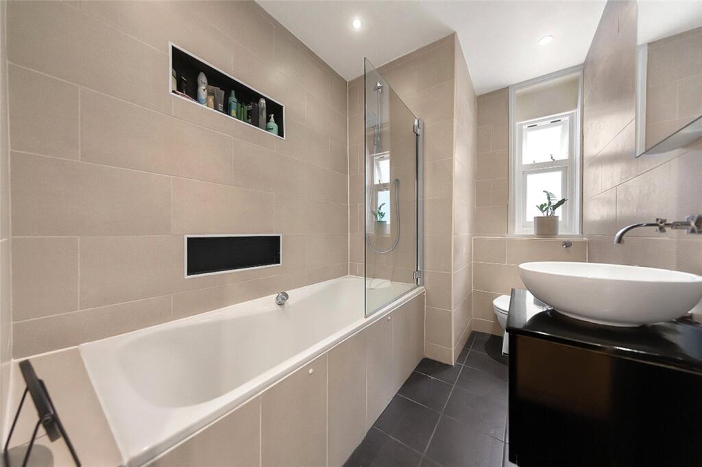 Apartment in London, Wandsworth - More