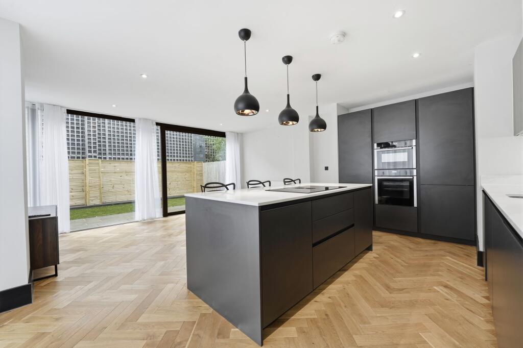 Mercury Close, Bramhall, SK7 photo 2
