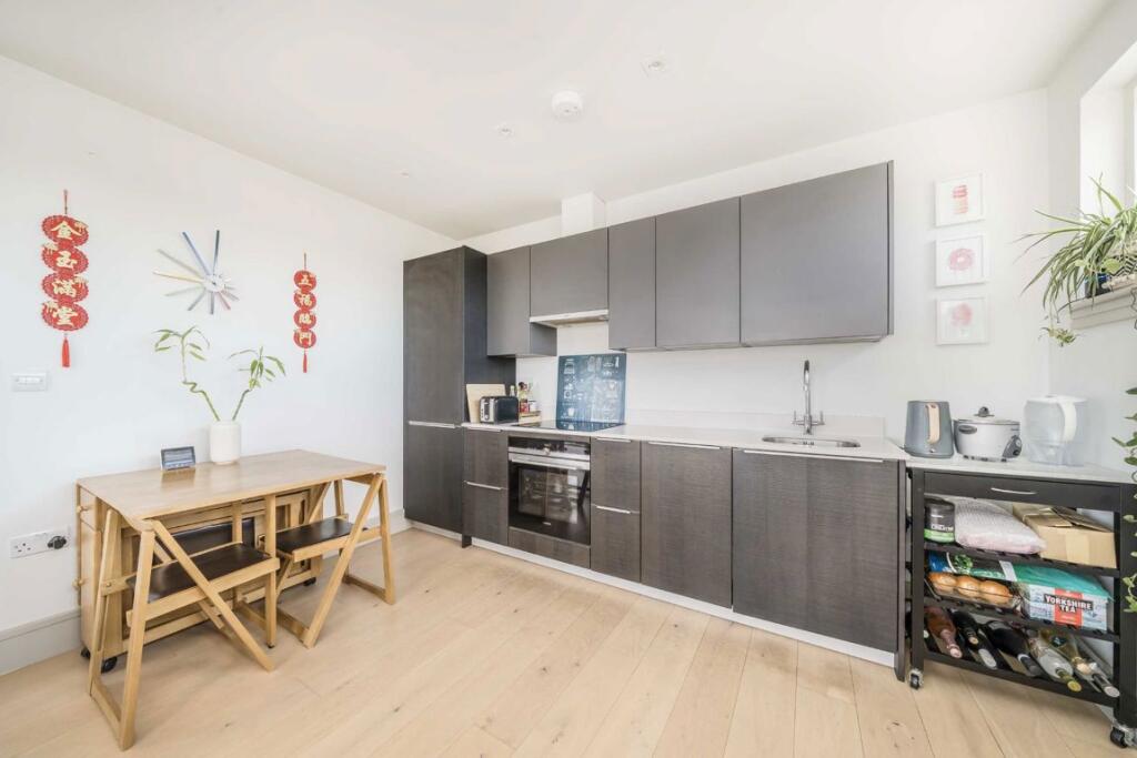 Apartment in Kingston upon Thames - More