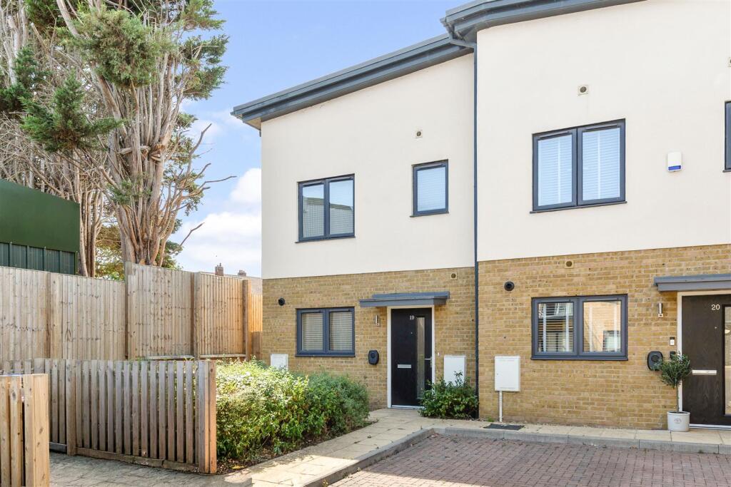 Main image of property: Platinum Court, 10 The Mead, Hitchin, SG5 1EY