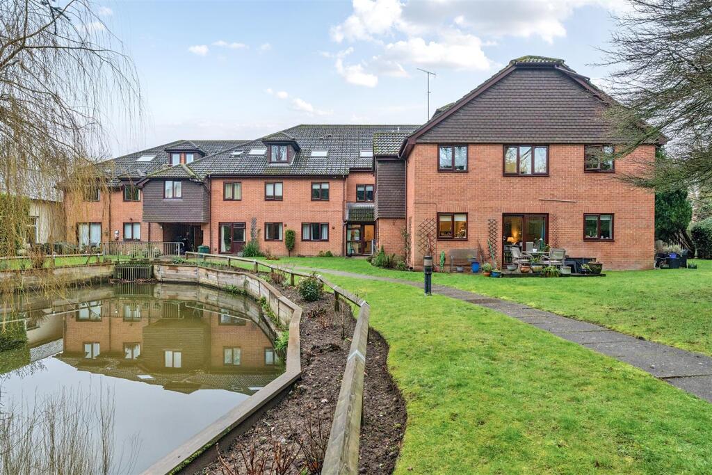 1-bed other on Willow Court, Wokingham, Berkshire, £145,000