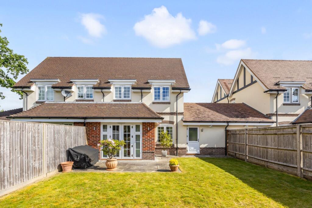 Caryll Place, Warnham, RH12 photo 4