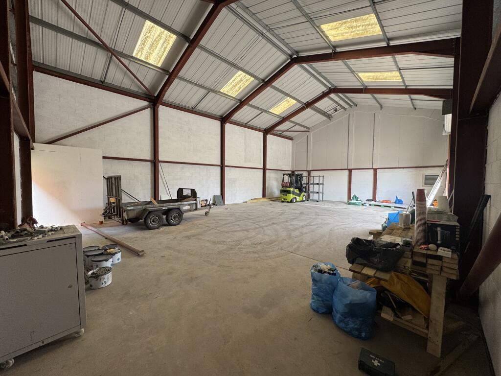 Large open plan industrial unit with 1,900 sq ft across 1 floor