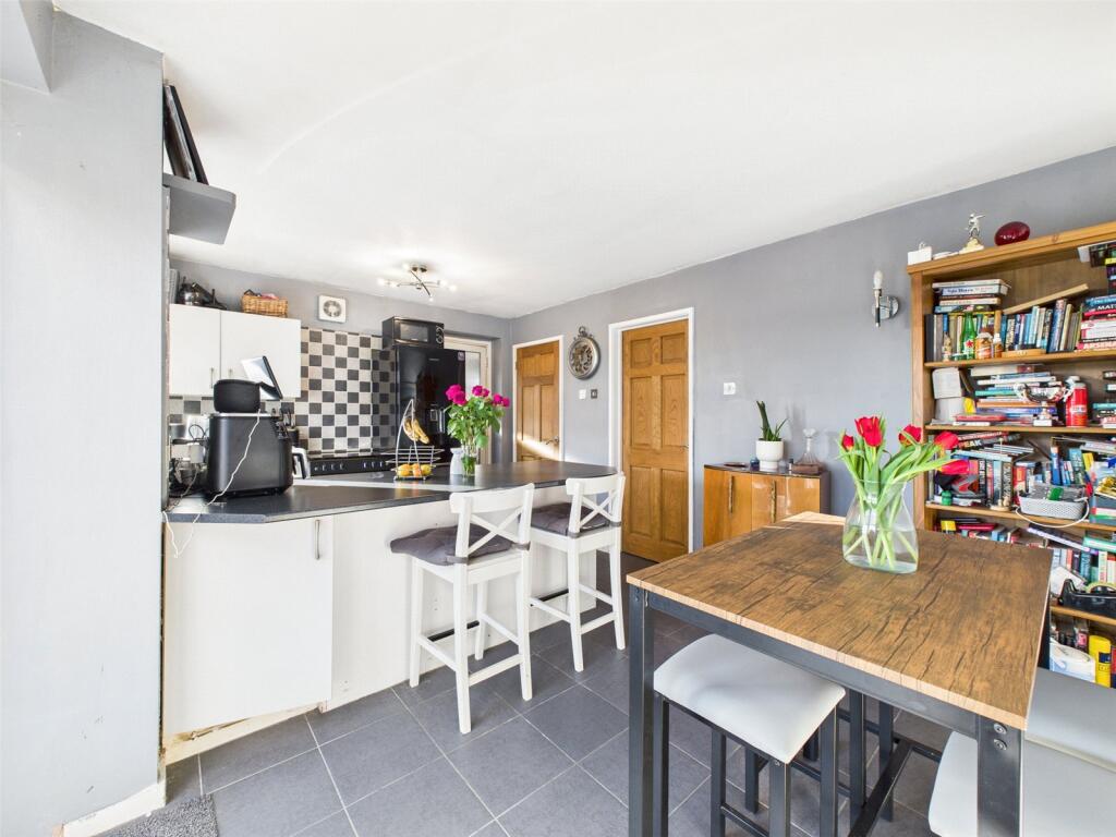 Blake Croft, Cheltenham, Gloucestershire, GL51 photo 3