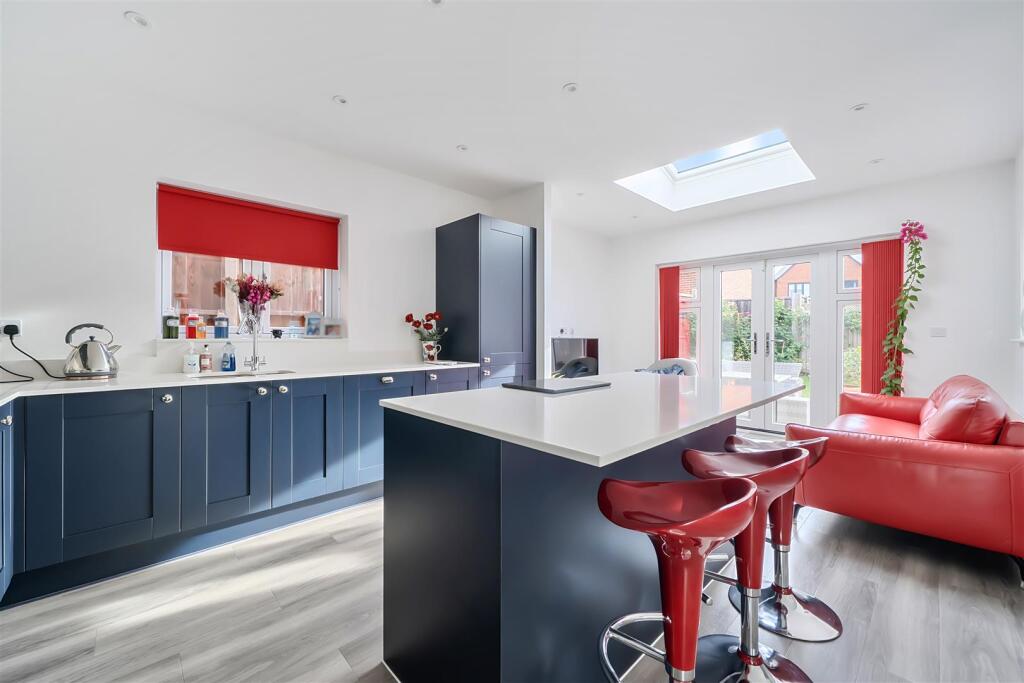 Hill Lane, Crowthorne, Berkshire, RG45 6WJ photo 2