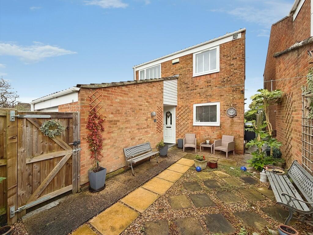 3-bed detached on Shepherds Mead, Dilton Marsh, £325,000